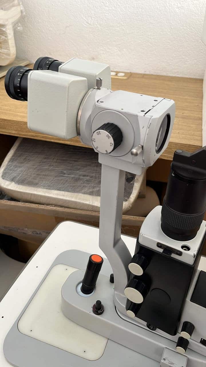 Lampara de Hendidura usada marca Carl Zeiss en perfecto estado con mesa de elevacion nueva marca Vasconcellos una buena combinacion 3 Lampara de Hendidura usada marca Carl Zeiss en perfecto estado con mesa de elevacion nueva marca Vasconcellos una buena combinacion - Image 3