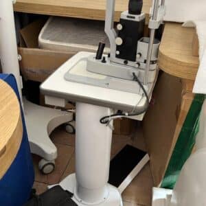 Lampara de Hendidura usada marca Carl Zeiss en perfecto estado con mesa de elevacion nueva marca Vasconcellos una buena combinacion